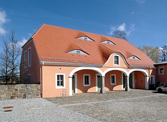 Rittergut Dürrhennersdorf: Pferdestall mit offner Kumthalle Rittergut Dürrhennersdorf: Pferdestall mit offner Kumthalle