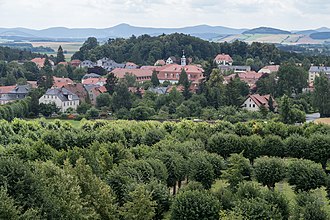 Blick vom Hutberg – im Hintergrund das Zittauer Gebirge mit der Lausche Blick vom Hutberg – im Hintergrund das Zittauer Gebirge mit der Lausche