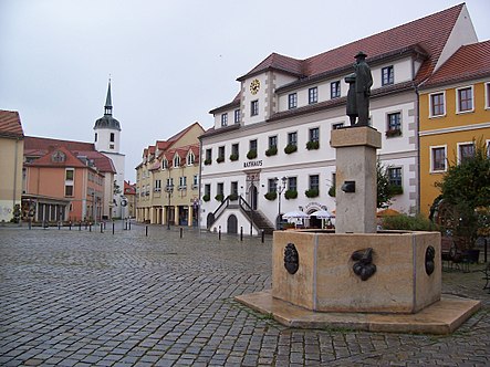 Marktplatz mit Rathaus und Sorbenbrunnen Marktplatz mit Rathaus und Sorbenbrunnen