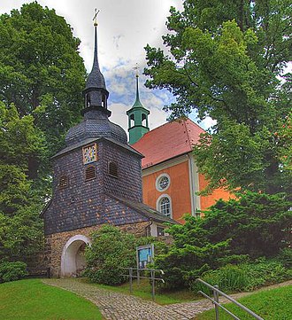 Glockenturm und Kirche Glockenturm und Kirche